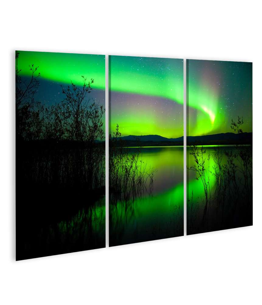 ﻿Islandburner Bild auf Leinwand Spiegelnder See unter Nordlichtern und Wetterleuchten in Norwegen Letzter Tag
