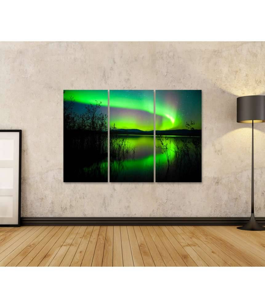 ﻿Islandburner Bild auf Leinwand Spiegelnder See unter Nordlichtern und Wetterleuchten in Norwegen Letzter Tag