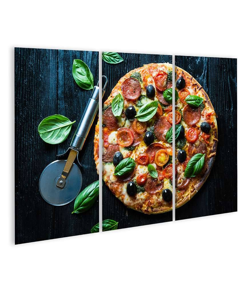Islandburner Bild auf Leinwand Lebhaftes Wandbild einer Salami-Pizza mit Oliven und Basilikum in Pizzeria Bis zu 50% Rabatt