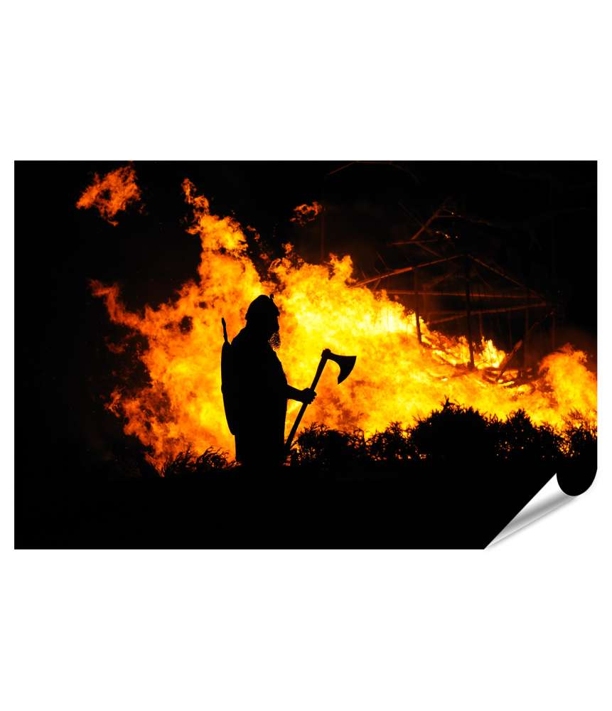 Islandburner XXL Premium Poster Darstellung eines tapferen Wikingers inmitten eines brennenden Gebäudes Clearance-Verkauf
