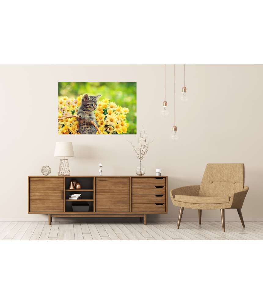 Islandburner XXL Premium Poster Entzückendes Wandbild eines jungen Kätzchens in einem blumenreichen Garten Kostenloser Versand international