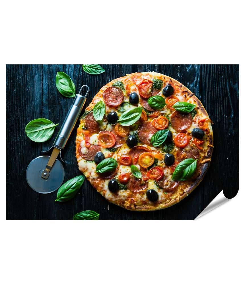 Islandburner XXL Premium Poster Lebhaftes Wandbild einer Salami-Pizza mit Oliven und Basilikum in Pizzeria Fabrikladen