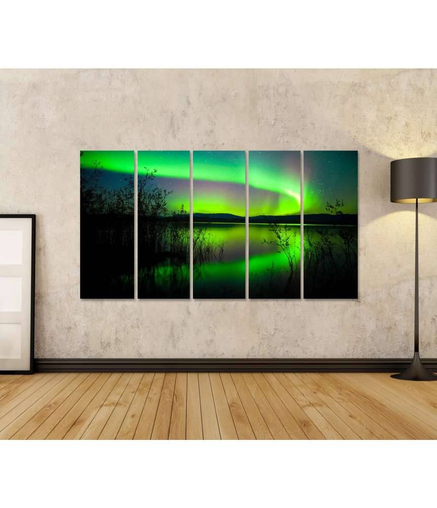 Islandburner Bild auf Leinwand Spiegelnder See unter Nordlichtern und Wetterleuchten in Norwegen 2025