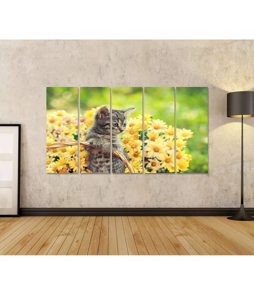 Islandburner Bild auf Leinwand Entzückendes Wandbild eines jungen Kätzchens in einem blumenreichen Garten Auslauf