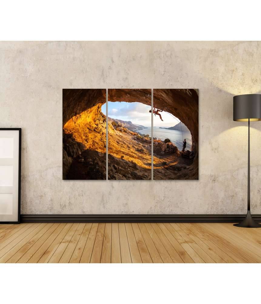 Islandburner Bild auf Leinwand Junge Frau klettert in Höhle mit atemberaubender Aussicht im Hintergrund Outlet