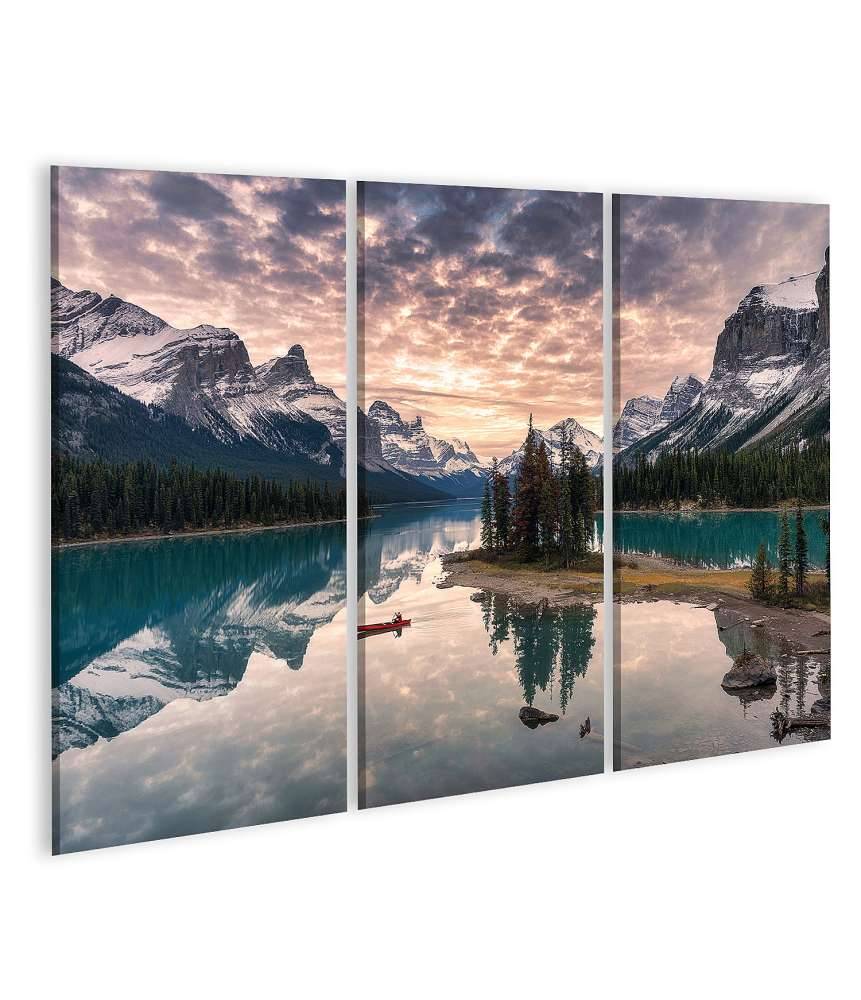 Islandburner Bild auf Leinwand Kanufahrer auf dem Maligne Lake mit Spiegelung der Rocky Mountains auf Spirit Island Verkauf