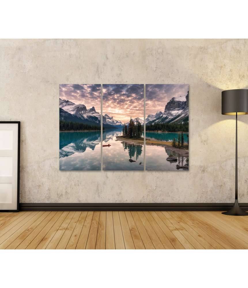 Islandburner Bild auf Leinwand Kanufahrer auf dem Maligne Lake mit Spiegelung der Rocky Mountains auf Spirit Island Verkauf