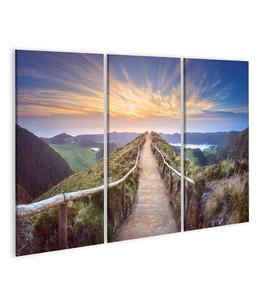 Islandburner Bild auf Leinwand Atemberaubende Ansicht eines Wanderweges in der Berglandschaft von Ponta Delgada, Azoren Kostenloser Versand