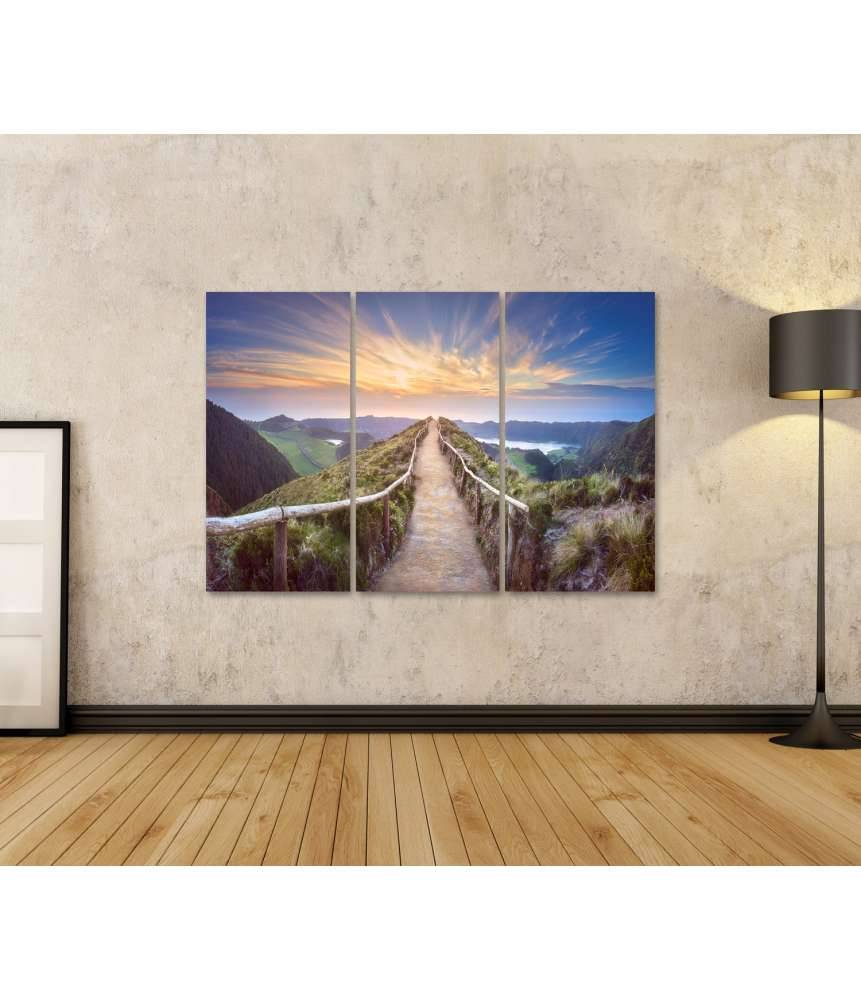 Islandburner Bild auf Leinwand Atemberaubende Ansicht eines Wanderweges in der Berglandschaft von Ponta Delgada, Azoren Kostenloser Versand
