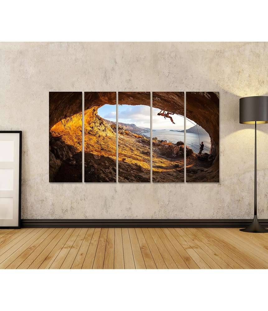 Islandburner Bild auf Leinwand Junge Frau klettert in Höhle mit atemberaubender Aussicht im Hintergrund Riesige Ersparnisse