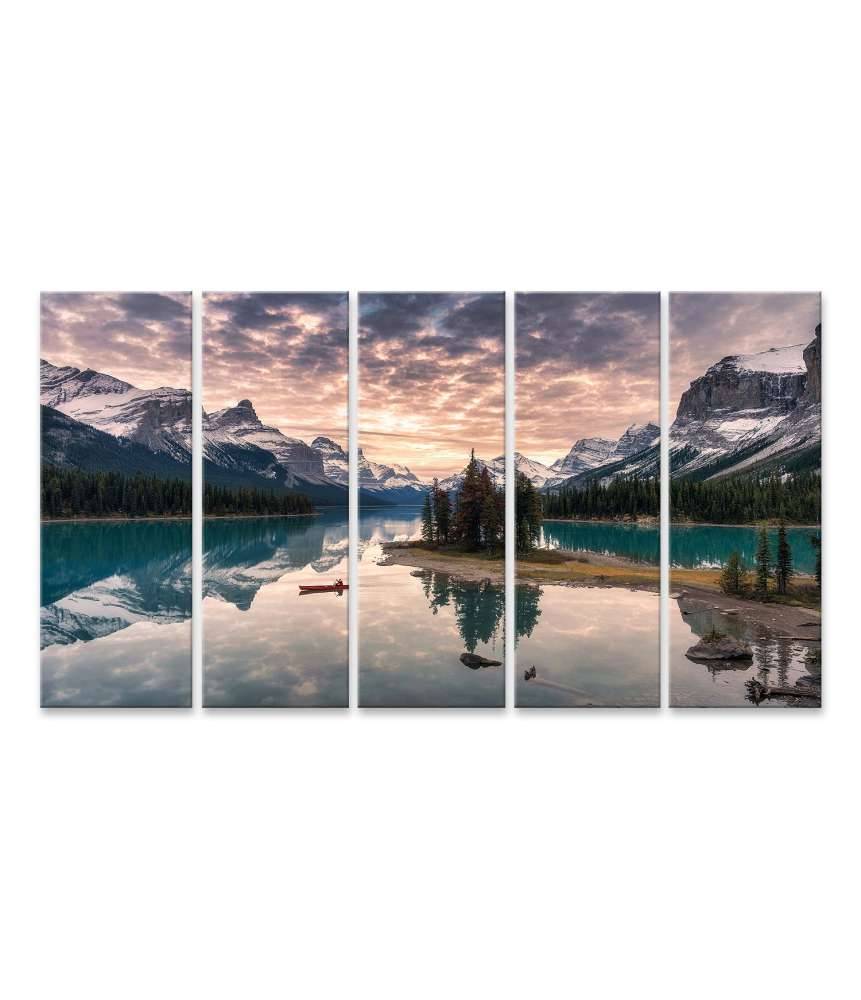 Islandburner Bild auf Leinwand Kanufahrer auf dem Maligne Lake mit Spiegelung der Rocky Mountains auf Spirit Island Tiefpreis