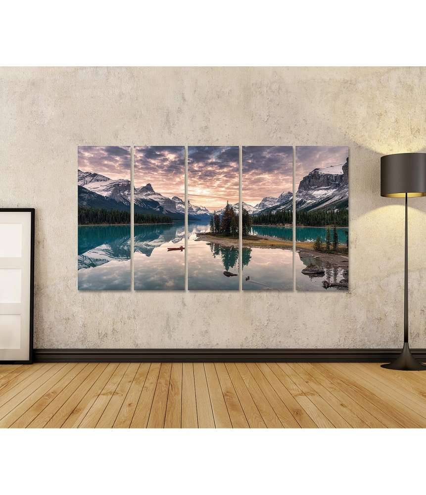 Islandburner Bild auf Leinwand Kanufahrer auf dem Maligne Lake mit Spiegelung der Rocky Mountains auf Spirit Island Tiefpreis