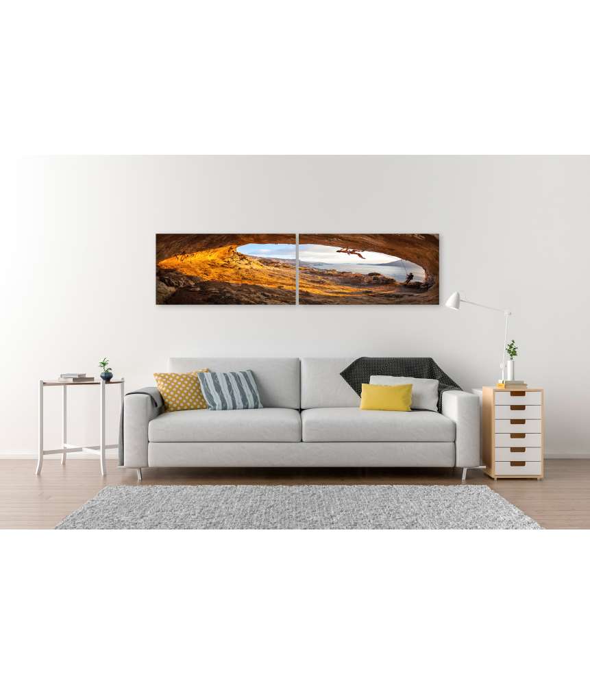 Islandburner Bild auf Leinwand Junge Frau klettert in Höhle mit atemberaubender Aussicht im Hintergrund Begrenzt auf 3 Tage