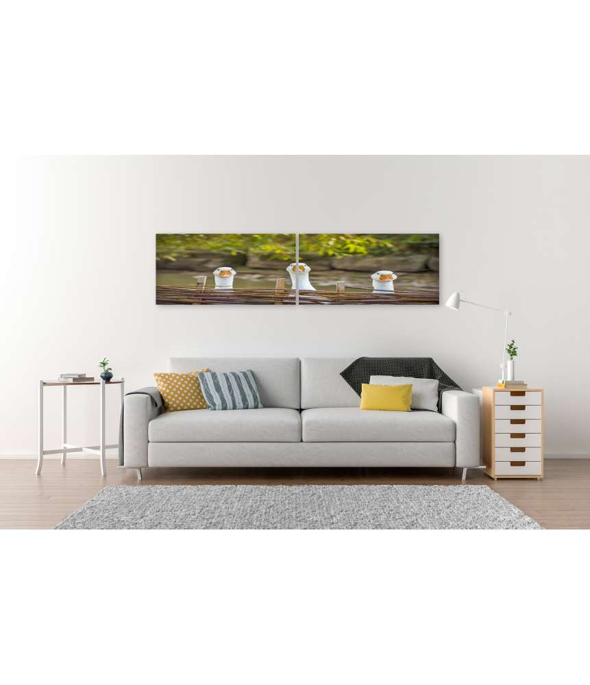 Islandburner Bild auf Leinwand Drei heitere weiße Gänse hinter einem Flechtzaun auf einem Wandbild 50% Rabatt für begrenzte Zeit