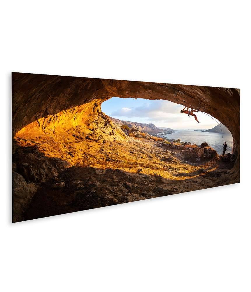 Islandburner Bild auf Leinwand Junge Frau klettert in Höhle mit atemberaubender Aussicht im Hintergrund Sonderangebot