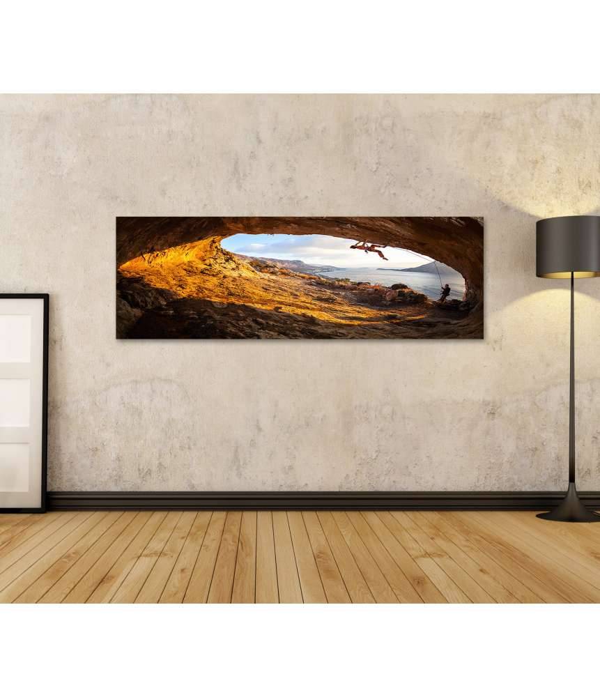 Islandburner Bild auf Leinwand Junge Frau klettert in Höhle mit atemberaubender Aussicht im Hintergrund Sonderangebot