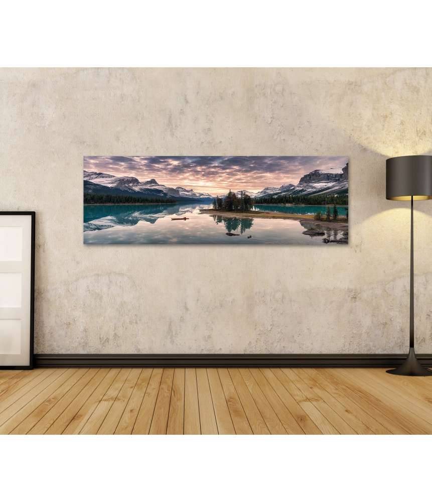 Islandburner Bild auf Leinwand Kanufahrer auf dem Maligne Lake mit Spiegelung der Rocky Mountains auf Spirit Island Günstig kaufen