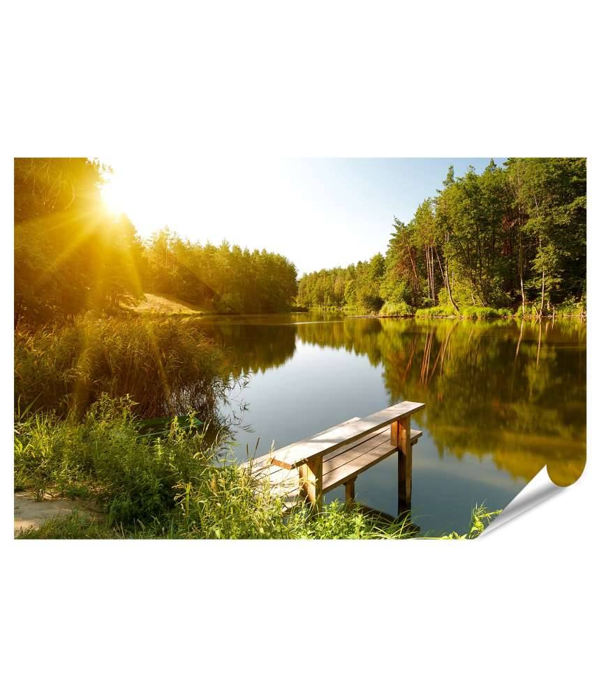 Islandburner Premium Poster Idyllische Sommerlandschaft mit Waldsee unter strahlendem Sonnenschein Kauf eins, bekomm eins gratis