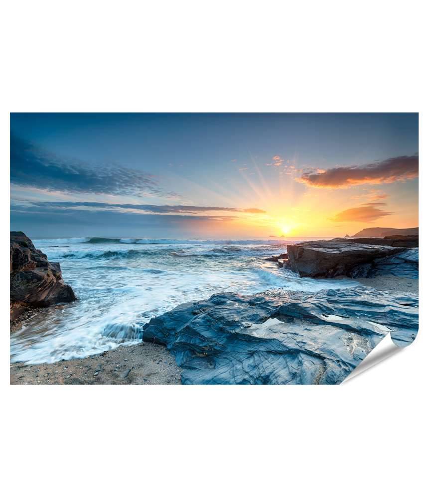 Islandburner Premium Poster Sonnenuntergang über den Wellen in Booby Bay, Constantine Bay, Cornwall Wochenangebot