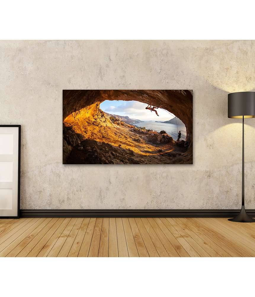 Islandburner Bild auf Leinwand Junge Frau klettert in Höhle mit atemberaubender Aussicht im Hintergrund Black Friday