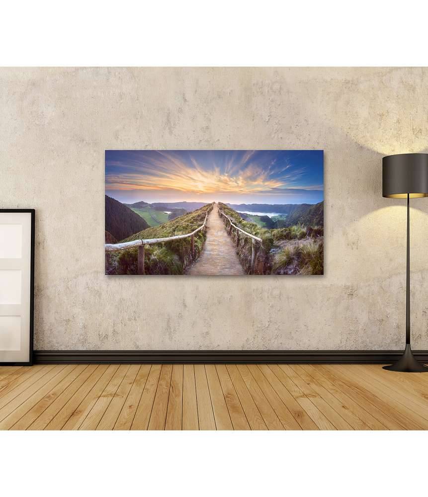 Islandburner Bild auf Leinwand Atemberaubende Ansicht eines Wanderweges in der Berglandschaft von Ponta Delgada, Azoren Top Angebot