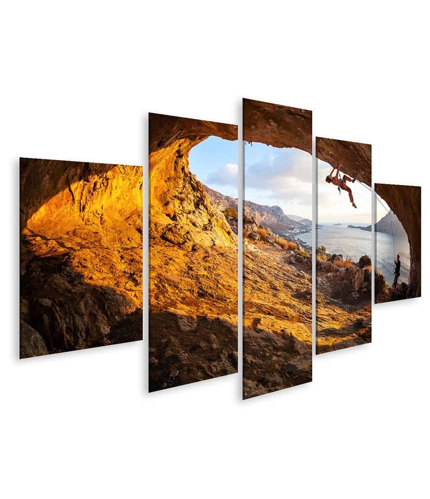 Islandburner Bild auf Leinwand Junge Frau klettert in Höhle mit atemberaubender Aussicht im Hintergrund Tiefpreis