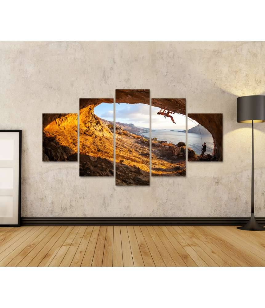 Islandburner Bild auf Leinwand Junge Frau klettert in Höhle mit atemberaubender Aussicht im Hintergrund Tiefpreis