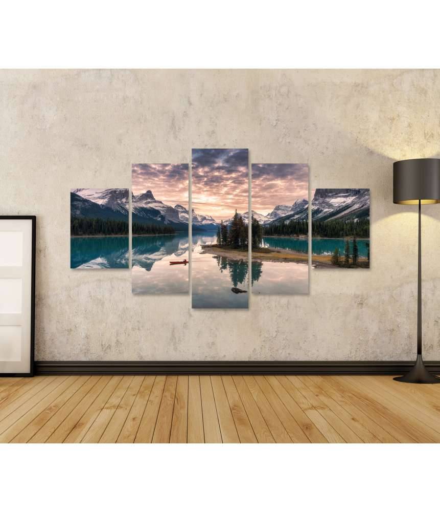 Islandburner Bild auf Leinwand Kanufahrer auf dem Maligne Lake mit Spiegelung der Rocky Mountains auf Spirit Island Wochenangebot