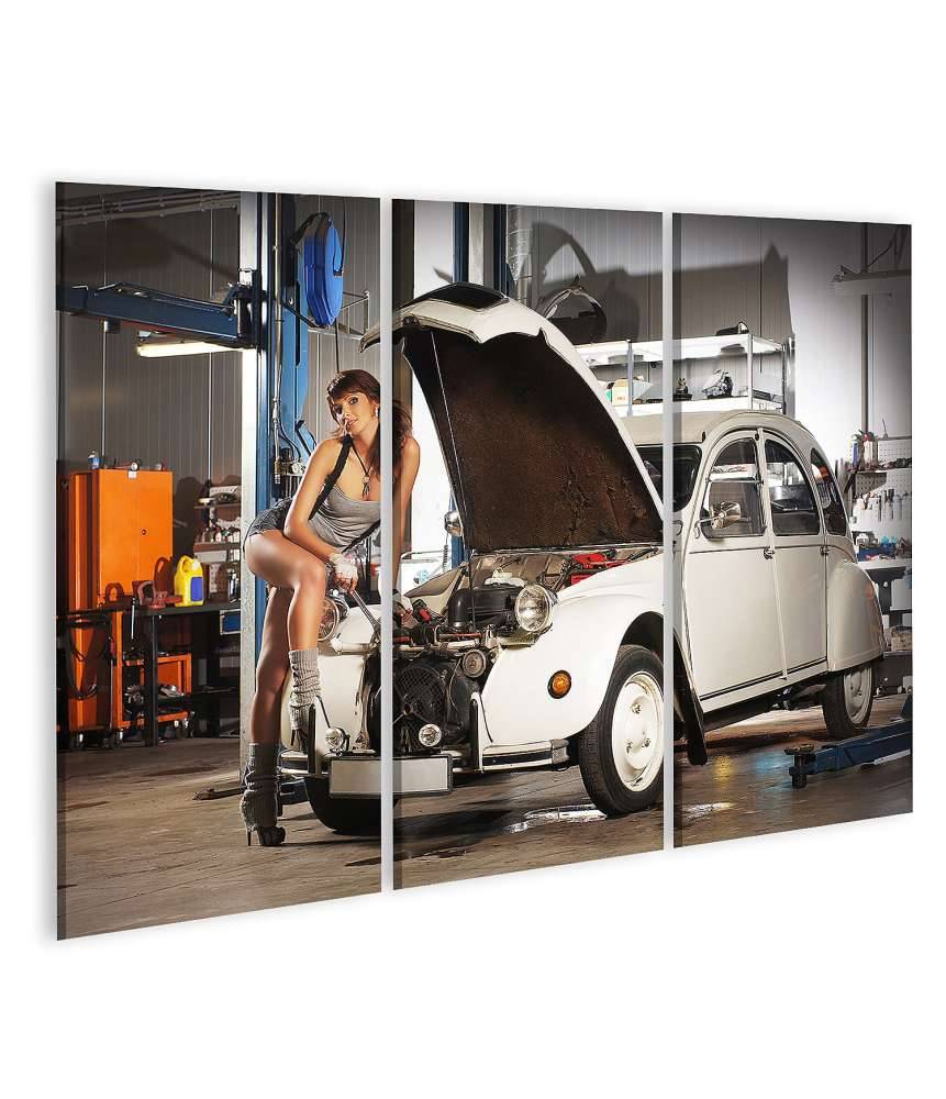 Islandburner Bild auf Leinwand Verführerische Frau repariert Retro Citroen Ente in einer alten Garage Fabrikpreis