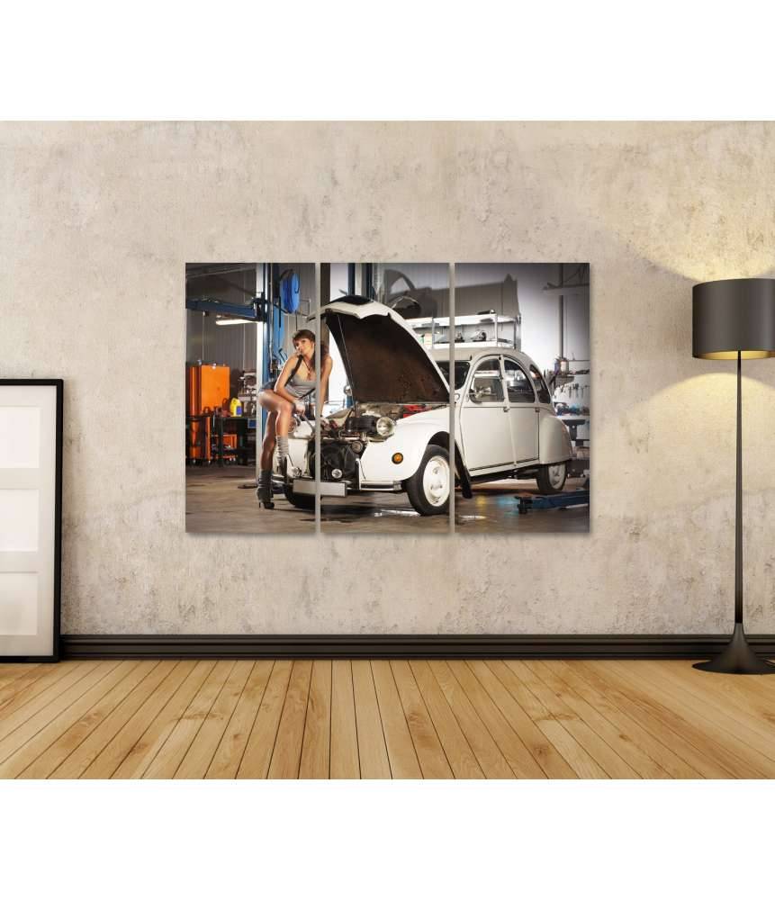 Islandburner Bild auf Leinwand Verführerische Frau repariert Retro Citroen Ente in einer alten Garage Fabrikpreis