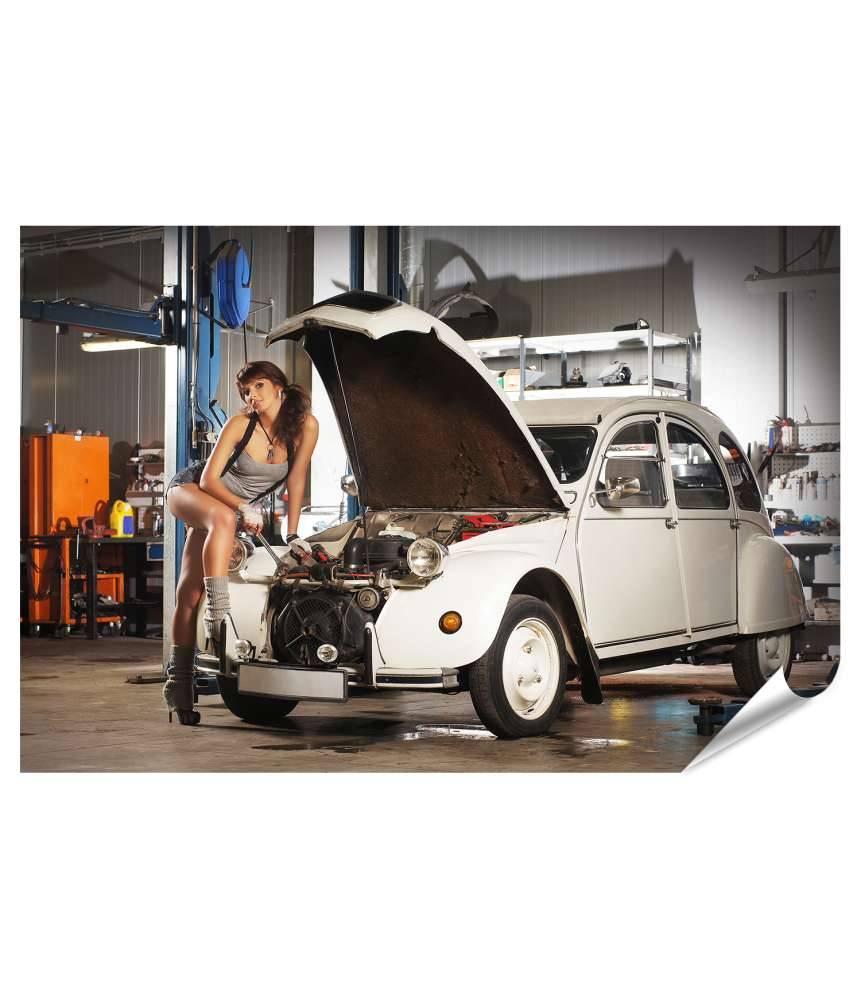Islandburner XXL Premium Poster Verführerische Frau repariert Retro Citroen Ente in einer alten Garage Black Friday