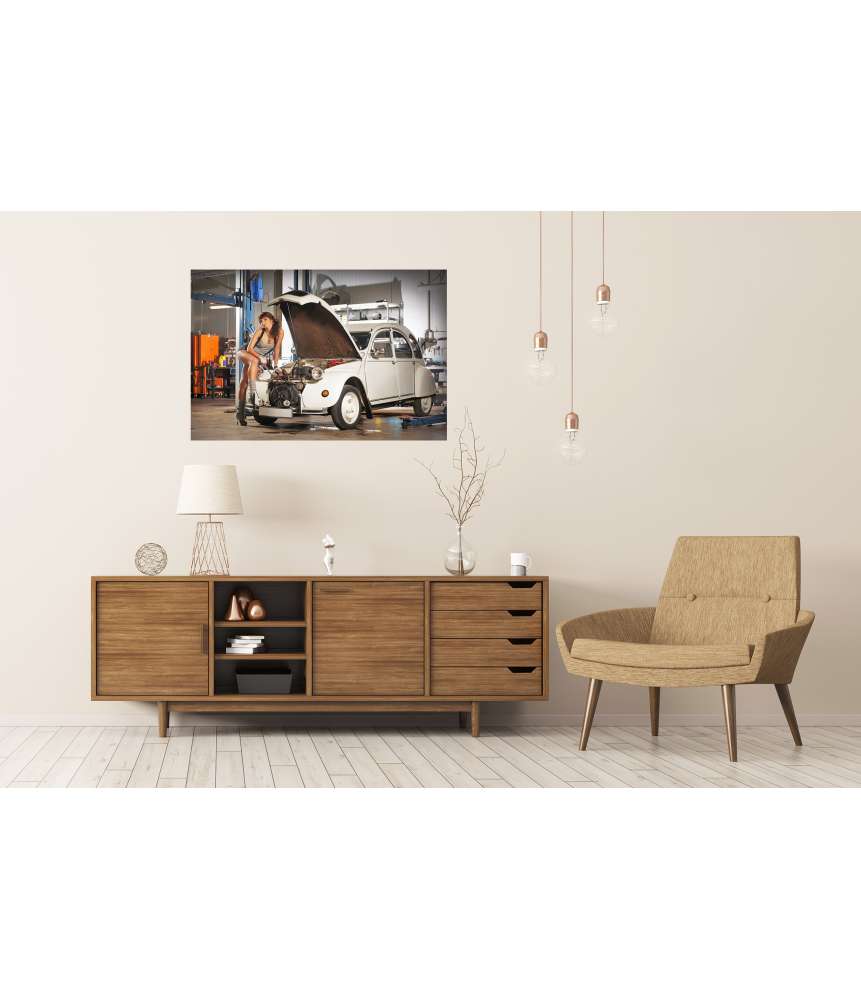 Islandburner XXL Premium Poster Verführerische Frau repariert Retro Citroen Ente in einer alten Garage Black Friday