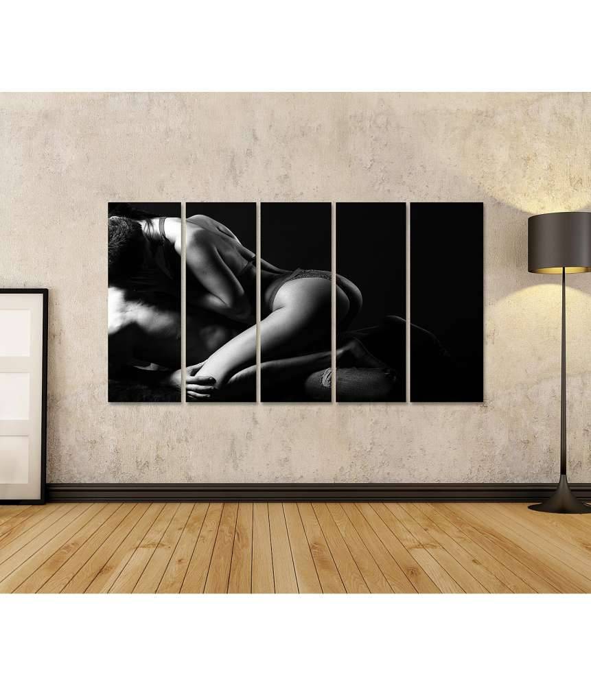 Islandburner Bild auf Leinwand Junges Paar im Bett: Frau in Spitzen-Dessous, Mann in Schwarz-Weiß-Erotikbild Hotsell