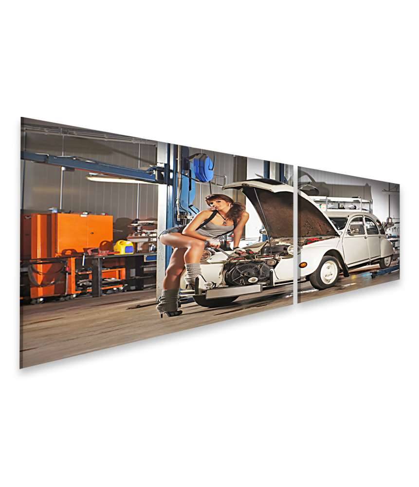 Islandburner Bild auf Leinwand Verführerische Frau repariert Retro Citroen Ente in einer alten Garage