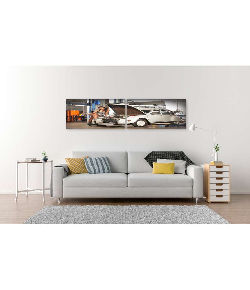 Islandburner Bild auf Leinwand Verführerische Frau repariert Retro Citroen Ente in einer alten Garage Heißer Verkauf