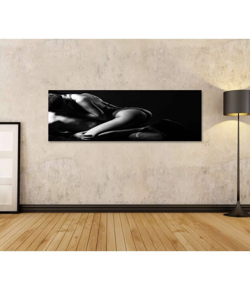 Islandburner Bild auf Leinwand Junges Paar im Bett: Frau in Spitzen-Dessous, Mann in Schwarz-Weiß-Erotikbild Neuheiten