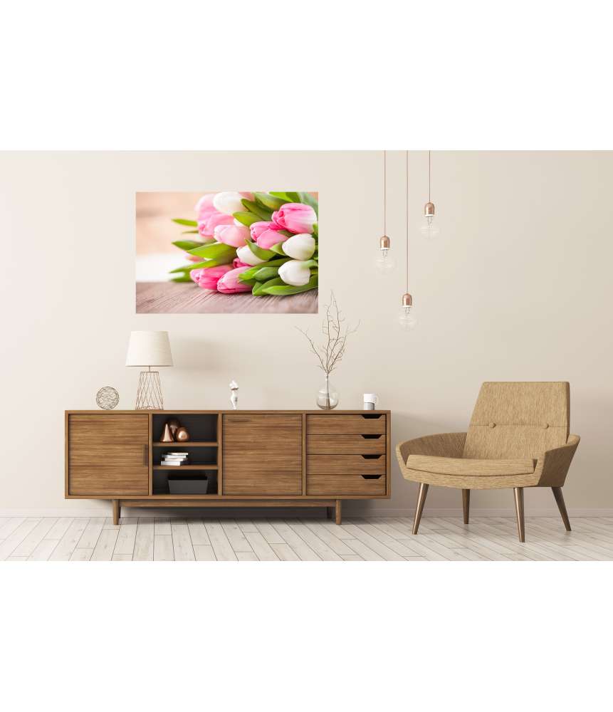 Islandburner Premium Poster Ein Strauß rosa-weißer Tulpen auf einem Tisch, elegant dargestellt Super Sparpreis