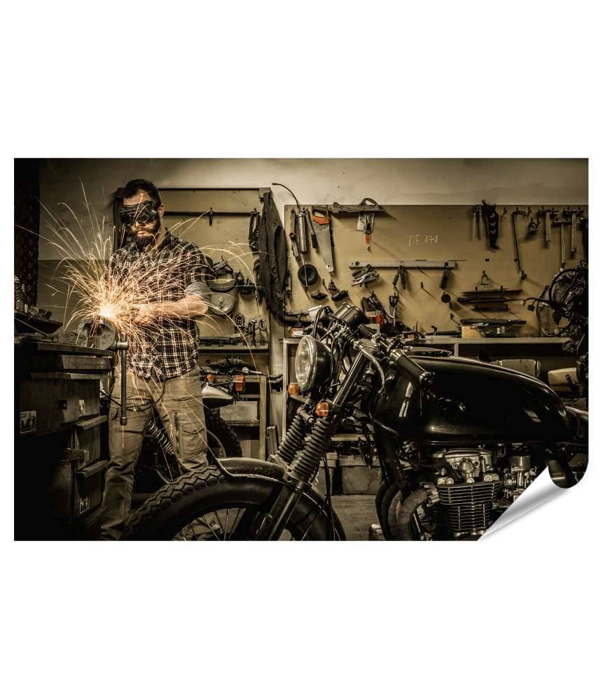 Islandburner Premium Poster Mechaniker an Drehbank in Motorradwerkstatt, Funken sprühen