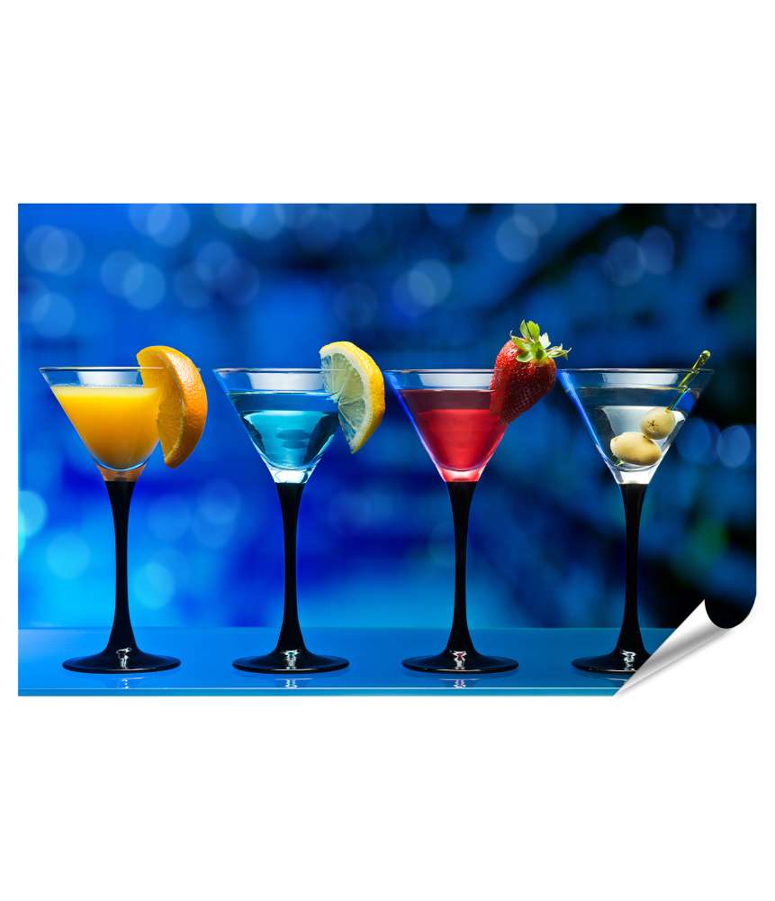 Islandburner Premium Poster Farbenfrohe Cocktail-Arrangements mit Fruchtgarnierung auf Bar-Glastisch