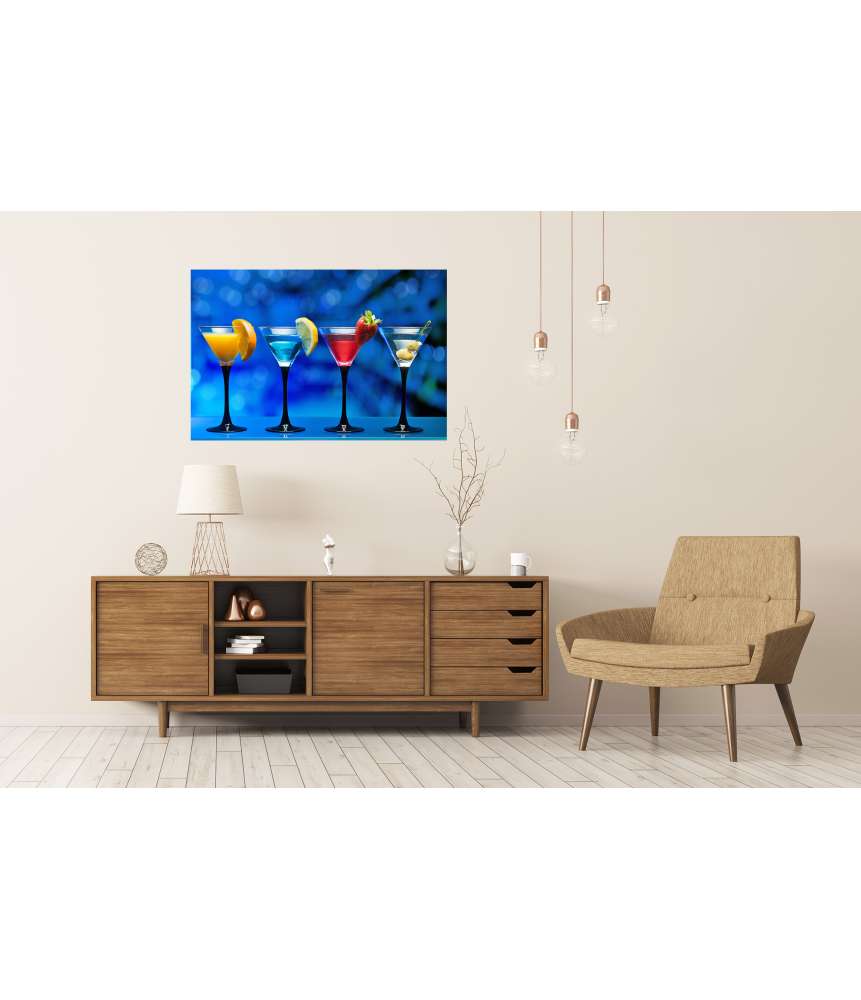 Islandburner Premium Poster Farbenfrohe Cocktail-Arrangements mit Fruchtgarnierung auf Bar-Glastisch Letzter Tag