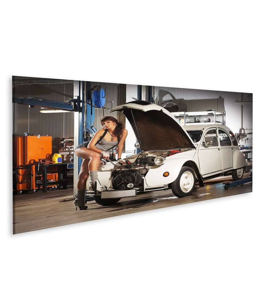 Islandburner Bild auf Leinwand Verführerische Frau repariert Retro Citroen Ente in einer alten Garage Nur noch ein Tag übrig