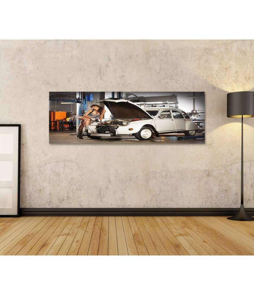 Islandburner Bild auf Leinwand Verführerische Frau repariert Retro Citroen Ente in einer alten Garage Nur noch ein Tag übrig