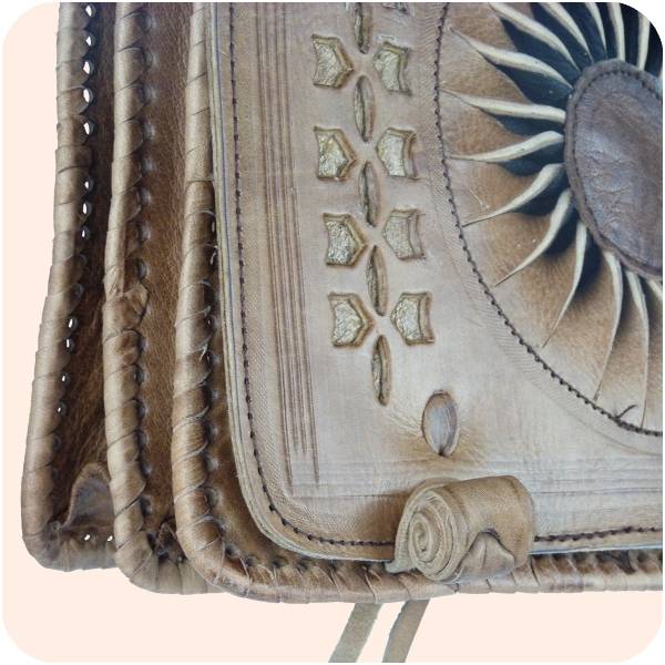 Simandra Leder-Handtasche „Dorah“ 22x28cm dunkelbraun I marokkanische Umhängetasche mit Ledernäherei I 100% Handarbeit I verstellbarer Schultergurt Limitierter Zeitrabatt